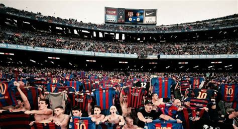 Barcelona Fans Emulate Lionel Messis Iconic Pose Rsoccerbanners