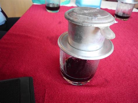 那文青會買哪一種伴手禮咖啡來送人呢？ con soc松鼠咖啡 松鼠咖啡的 logo 就是一隻正在啃松果的松鼠～裡外包裝都很別緻，超適合拿來當伴手. 越南咖啡