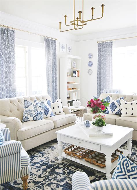 A Blue And White Living Room With Extra Sparkle Thistlewood Farm