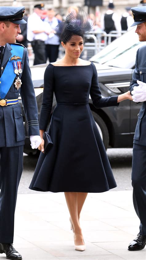 Meghan markle, also known as the duchess of sussex, is married to prince harry. Meghan Markle estrena una nueva versión de su vestido de novia