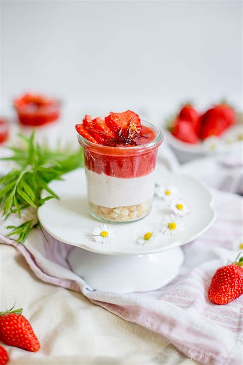 Erdbeer-Limetten-Cheesecake im Glas mit Karamellsplittern | Dessert ...