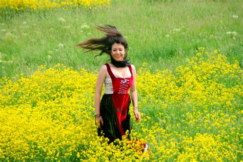 무료 이미지 자연 소녀 목초지 대초원 햇빛 식품 생기게 하다 야채 수확고 노랑 농업 유채 야생화 꽃들