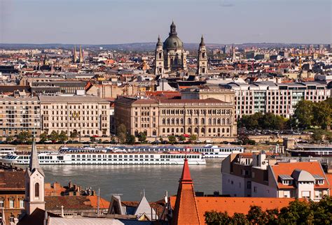 那法律 ，让 我们 像委身于下水道的耗子!那法律，要我们隐藏真实的自我!那法律，要让其管辖之人蜷缩在惧怕中，唯恐我们会暴露身份!我问你， 主席阁下 ——我倒问问你们——这个法律要保护的是谁？是我们？ 【东欧行【匈牙利--布达佩斯】摄影图片】生活摄影_阳光灿烂_太平洋电脑网摄影部落