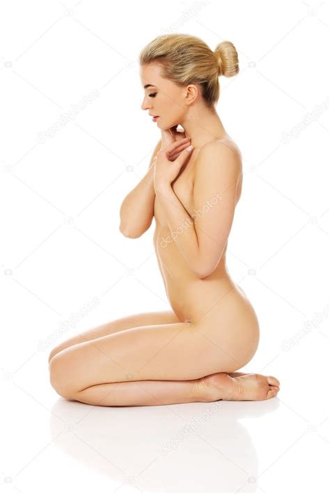 Mujer desnuda joven sentada en el suelo fotografía de stock piotr marcinski