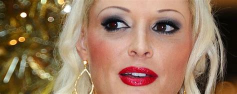 Seitdem die katze allerdings mama ist, scheint dani ihre eitelkeiten über bord geworfen zu haben. Katzen-Knuddelei: So liebevoll schmust Dani mit Baby ...