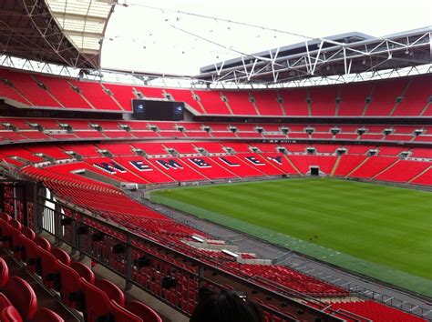 If you're travelling to the stadium for the game, stay alert. Wembley Stadion Tour: Stadionführung mit erfahrenen Guides