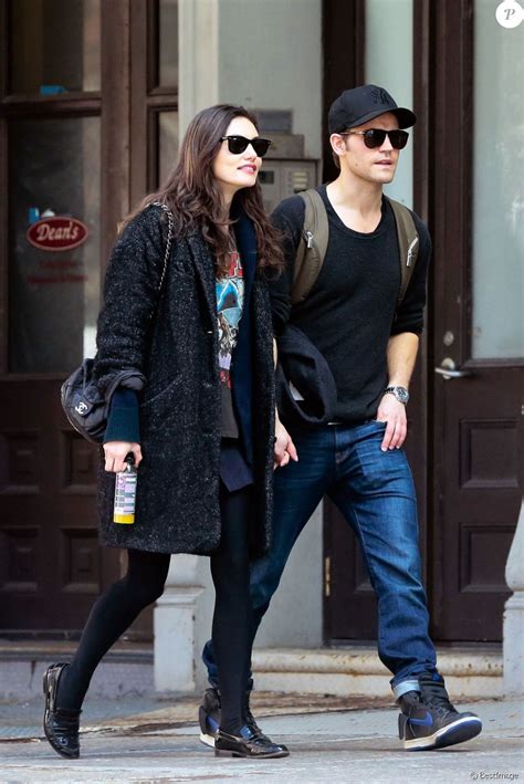 Paul Wesley Et Sa Compagne Phoebe Tonkin Se Promènent Main Dans La Main