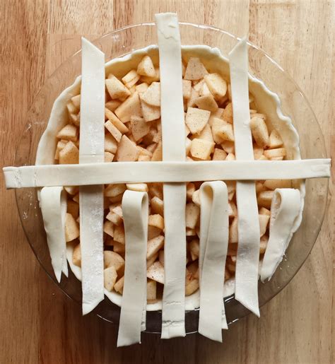 Cinnamon Apple Pie With A Lattice Crust}