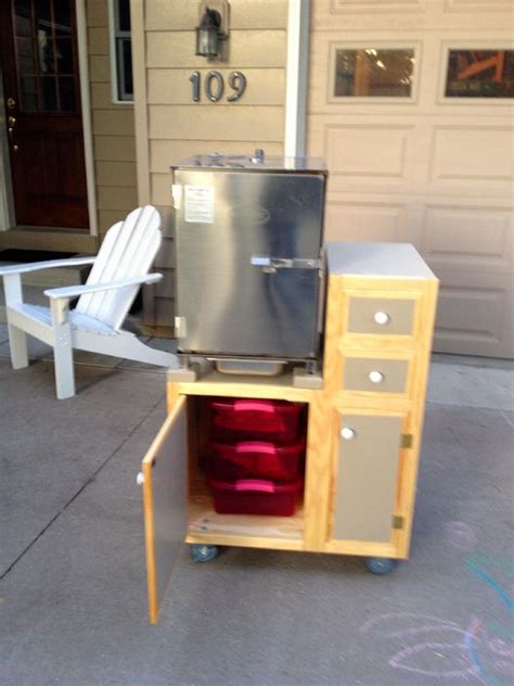 Tips on how to use an electric smoker and easy marinades and rubs for fish, beef, and chicken too. Smoker cart2 | Smoker stand, Diy smoker, Smoke bbq