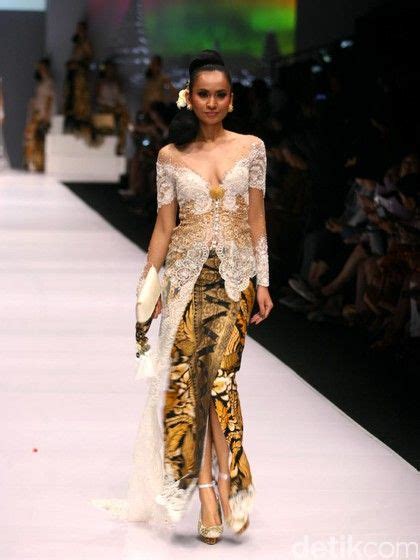 foto koleksi anne avantie di jakarta fashion week 2017 in 2023 busana batik pakaian