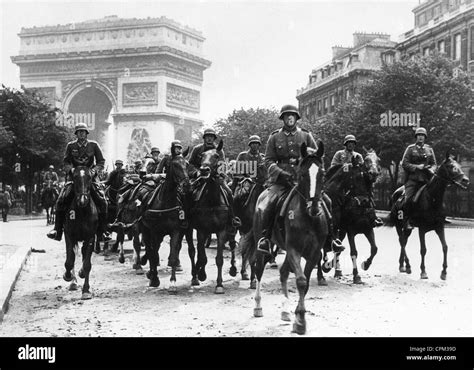 German Soldiers In Paris 1940 Hi Res Stock Photography And Images Alamy