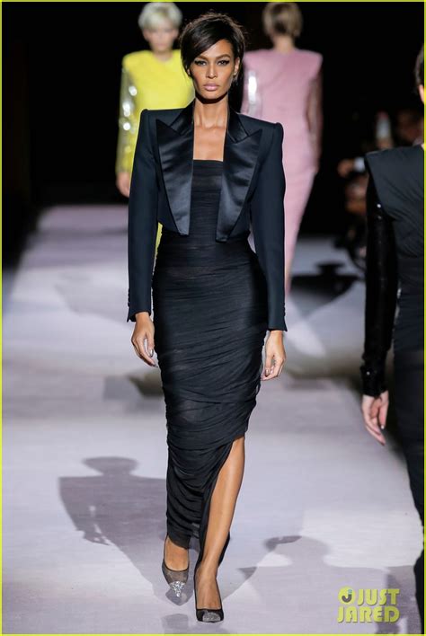 Gigi Hadid Kendall Jenner And Joan Smalls Hit The Runway For Tom Ford