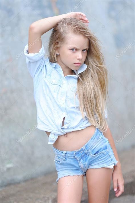 Портрет маленькой девочки на открытом воздухе летом — Стоковое фото © Zagorodnaya 90341392