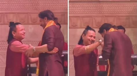 Watch Shah Rukh Khan Kisses Kailash Khers Hand Weeks After His “bade Aadmi Choti Harkat