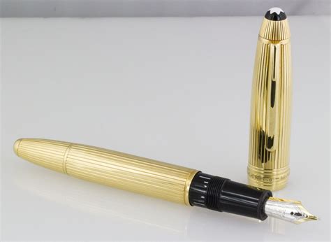 Black, gold and white materials: MONTBLANC Meisterstuck 146 Medium Gold Fountain Pen at 1stdibs
