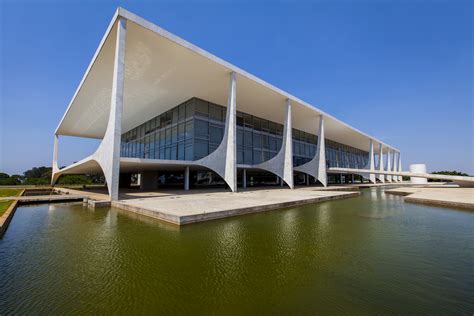 Conheça as obras de Oscar Niemeyer em Brasília Segue Viagem