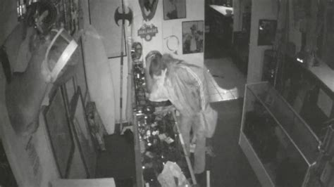 Thief Steals Thousands Dollars Worth Of Jewelry From Albuquerque Pawn Shop