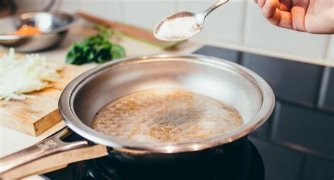 Zo krijg je een aangebrande pan weer blinkend schoon