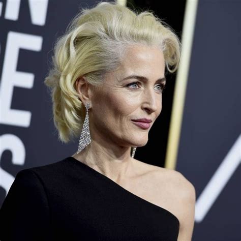 Gillian anderson revealed she has stopped wearing bras. The Crown 3: Gillian Anderson interpreterà Margeret Thatcher?