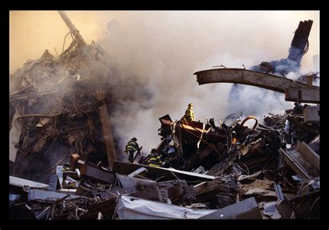 911美国纽约世贸中心倒塌后 第一时间冲进现场的消防员 伤亡惨重消防员世贸中心双子塔新浪新闻
