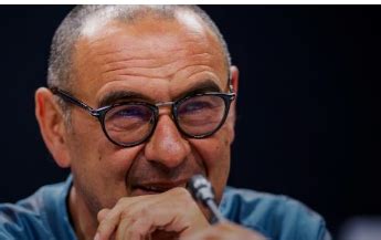 Sarri did not play football professionally, taking part as an amateur centre back and coach while working as a banker. Sarri: 'Nooit deed club zo veel moeite om mij aan te ...