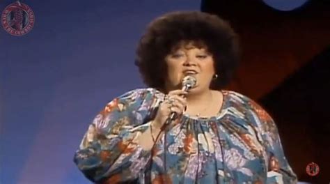 Lulu Roman Performs The World Needs A Melody On Hee Haw