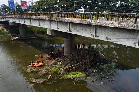 Aksi Bersih Bersih Sampah Di Sungai Madiun Republika Online