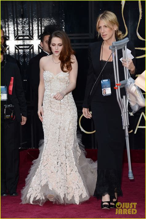 Kristen Stewart Oscars 2013 Red Carpet On Crutches Photo 2819260