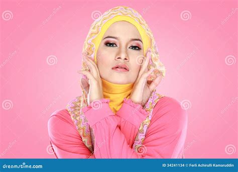 porträt schönheit tragenden hijab stockfoto bild von asiatisch dame 34241134