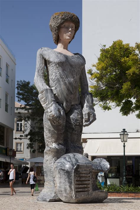 João cutileiro cortou cedo com o academismo do estado novo, criando uma obra que dividiu opiniões, marcada pela polémica e pela voluptuosidade dos corpos rasgados em pedra. Ficheiro:J Cutileiro D Sebastião Lagos 2 img 9357.jpg ...