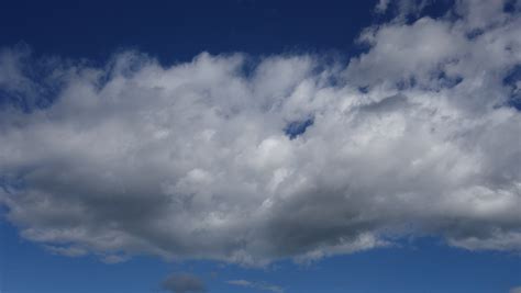 Gambar Langit Suasana Siang Hari Gumpalan Awan Biru Latar