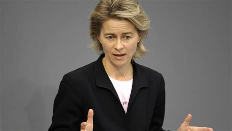 Eine kleine schwester bekam von der leyen tatsächlich. Rücktritt des Arbeitsministers: Von der Leyen als Jung ...