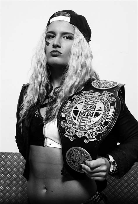 pin by john anderson on woman s wrestling and fitness toni storm female wrestlers wwe female
