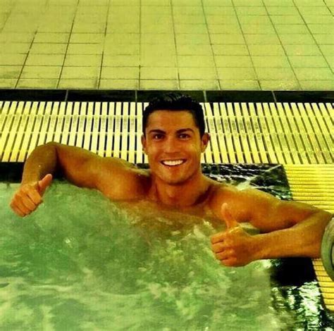 Cristiano Ronaldo Relaxa Na Piscina