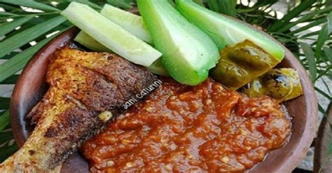 It can be made into a whole different dish by adding other ingredients, such as sambal goreng ati (mixed with diced liver) or sambal goreng udang (added with small shrimp). Resep Membuat Sambal Lamongan, Enaknya Dimakan Pakai Lalapan & Ikan Goreng