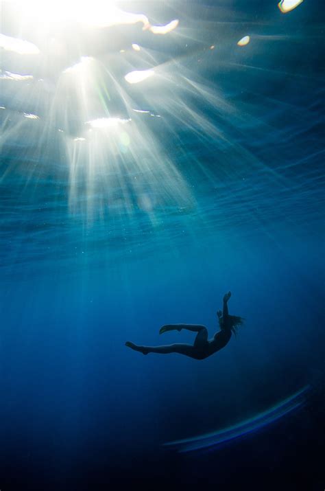 Girl Dives Underwater Fotografia Artystyczna Tła Inspiracja Do Pisania