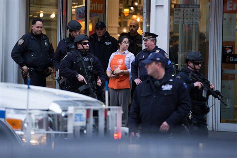 Two Dead In Murder Suicide At Home Depot In Chelsea The New York Times