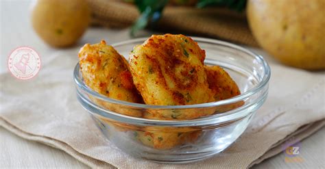 Frittelle di patate e farina. FRITTELLE DI PATATE AL FORNO ricetta facile e veloce