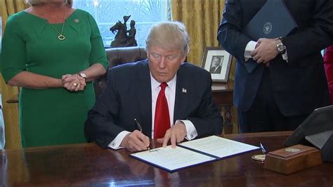 Trump Signs Executive Orders On Financial Regulations The Washington Post