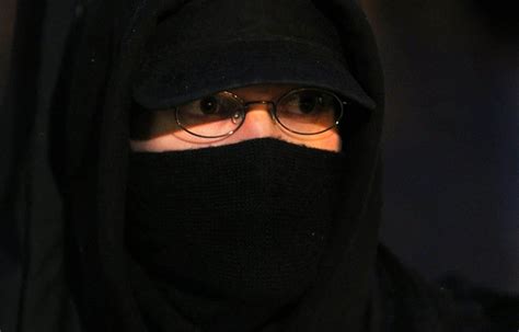 Une Femme Portant Un Niqab Est Condamnée à Une Peine Et à Une Amende Le Devoir