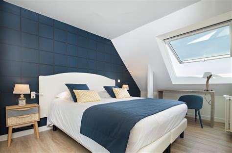 Scopri i nostri fotomurali ora! Una mansarda bianca e blu in un hotel francese - Mansarda.it