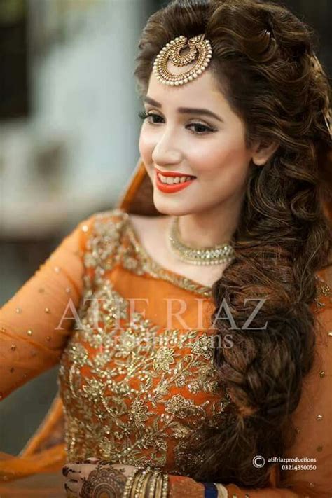 Pin By Uzma Mughal On Mehndi Dresses Mehndi Hairstyles Pakistani