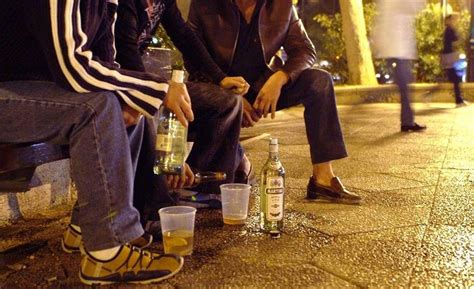 Jóvenes En Alto Riesgo De Consumo De Alcohol Y Cigarrillos Según