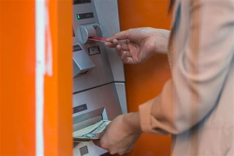 Mulher Retirar A Dinheiro Através Atm Negócio Automático Caixa