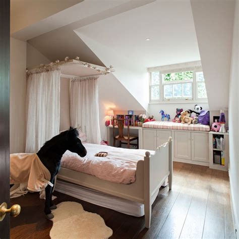 Der stoff des betthimmels ist durch die befestigungen ( die links und rechts an der wand sind) durchgezogen. Modern Bedroom Designs for Girls