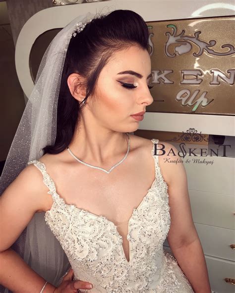 Gelinlik için en uygun saç modeli genelde topuz ve örgü gibi bilinen stiller oluyor. Gelin saçı modelleri | Gelin saç modelleri, Gelin saçı, Gelin