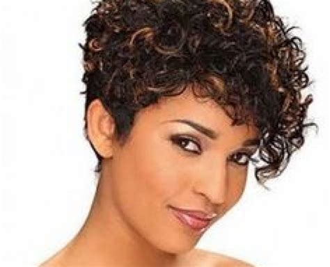 ⋙ cheveux frisés, bouclés ou ondulés : Coupe de cheveux femme tres court