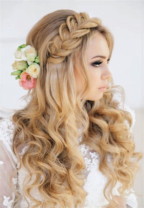 But sometimes costs have to be cut, time is short, and maybe you're even in a location where hair stylists are few and far between. Time to Write: Long Wavy Hairstyle with Braid for Wedding