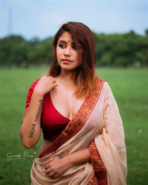 hot indian girls saree cleavage desi real wife saree photo sexy housewife saree blouse
