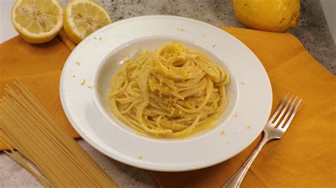 Spaghetti al limone: la ricetta del primo piatto fresco e cremoso
